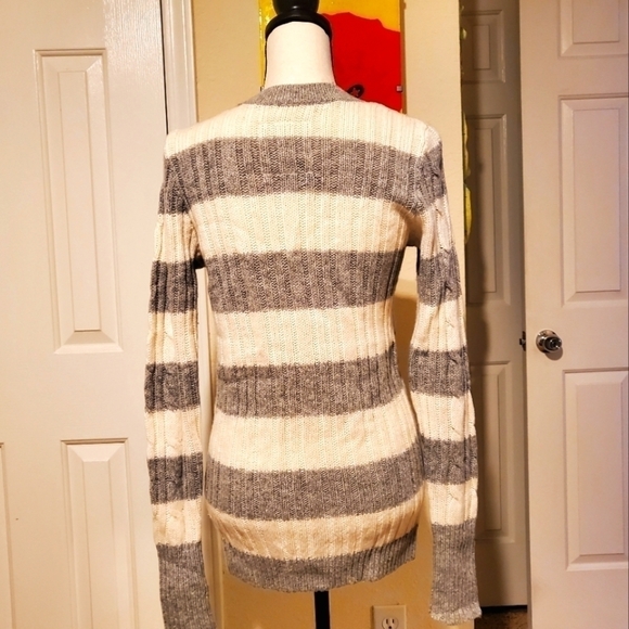 Hollister | Gray & White Striped Cardigan - Picture 4 of 5